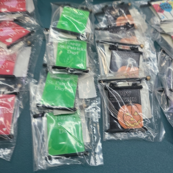 2003 Department 56 Village Accessories Seasonal Lampposts Banner Flags Only! - Picture 9 of 12